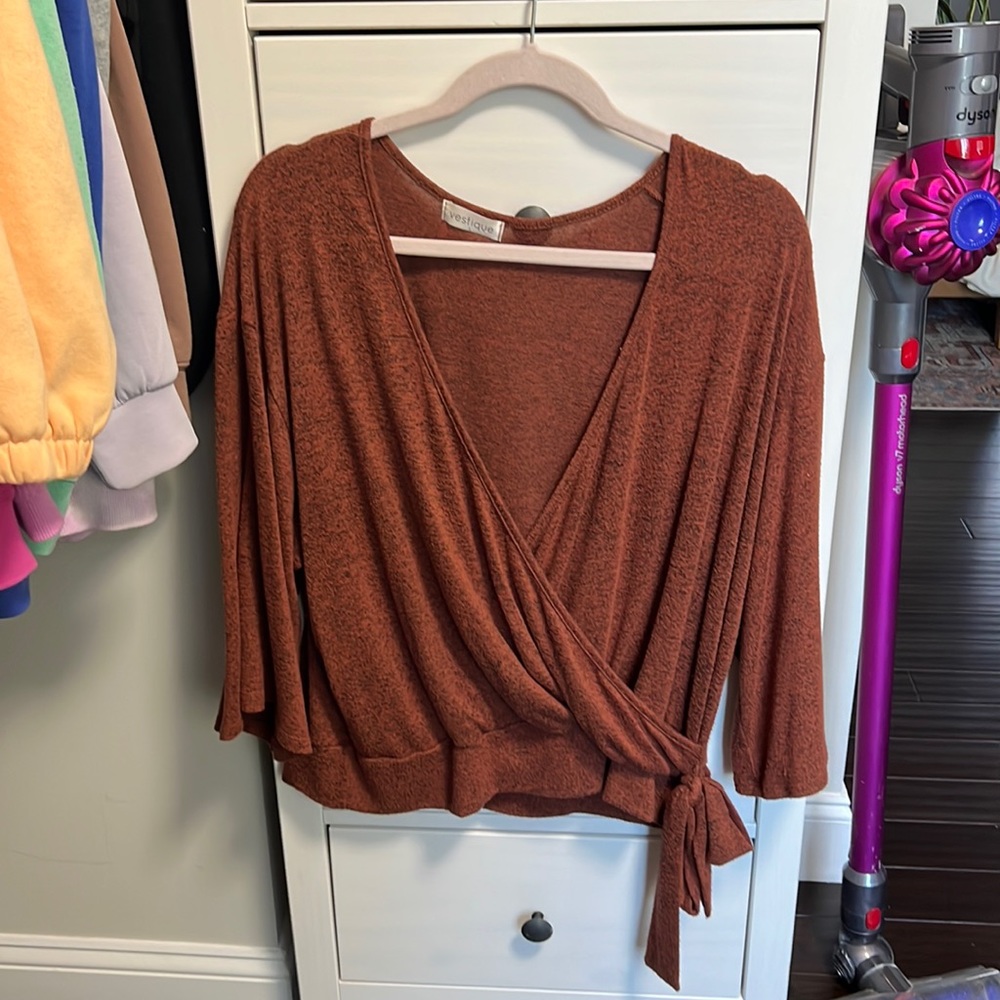 Vestique thin sweater top